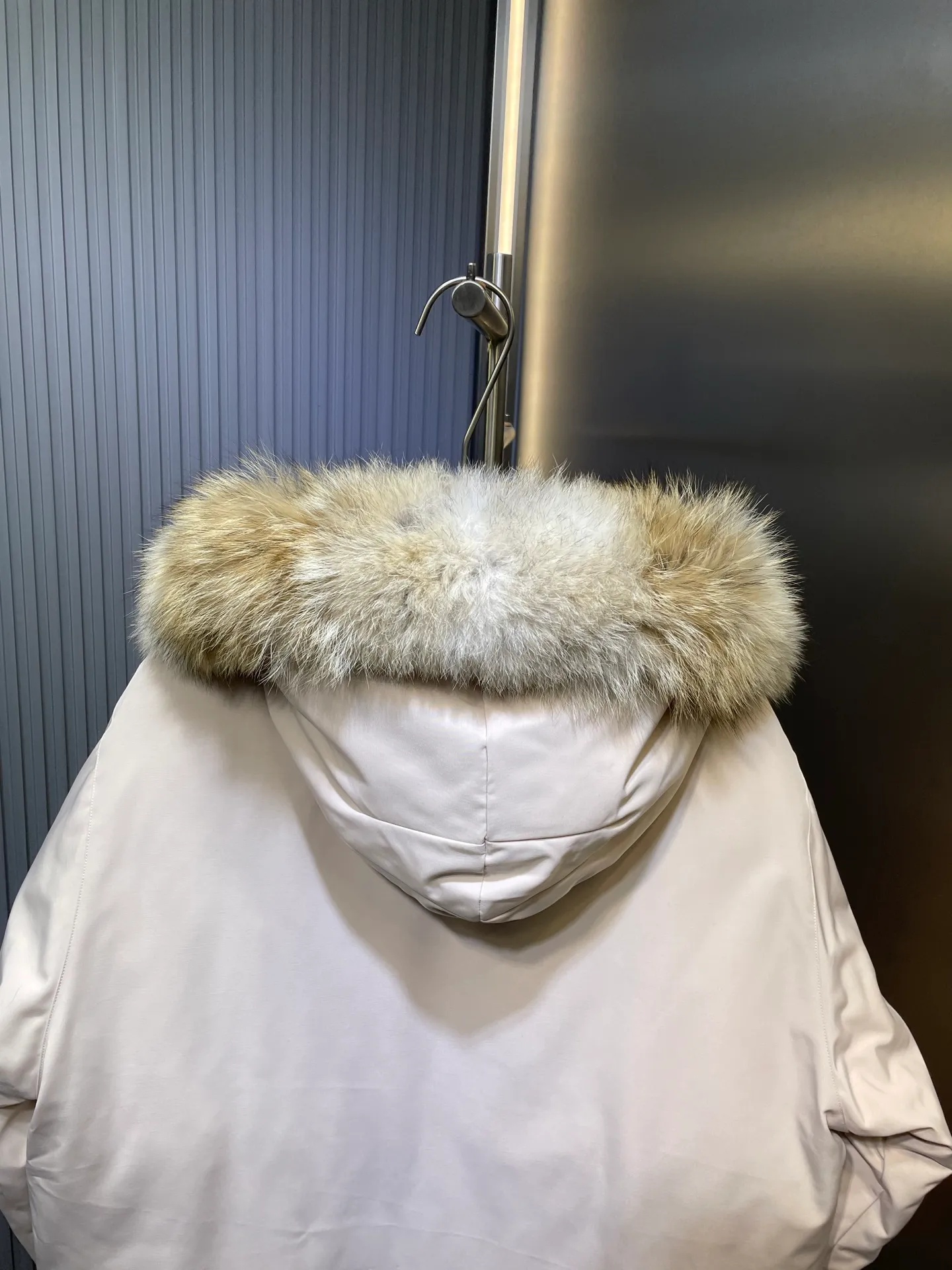 P910 special version 🌟 🇨🇦CANADA GOOES 24 new models 08 models/couple models Factory direct supply: supplying global purchasing agents, micro-business, entities, Tmall, high-end stalls and studio cooperation, free shipping! Canada Goose Expedition Parka 2008 is the same style for men and women. It is mid-length and the most timeless classic. All Arctic and Antarctic scientific expedition teams choose Canada Goose as their cold-proof equipment. It is the Rolls-Royce of down jackets. ➖ Industry-leading anti-counterfeiting chip sensing. ➖ Imported Behringer embroidery machines and customized embroidery labels, the highest level and industry leading. ➖ Imported Korean 21-count polyester-cotton blended original fabric, TC85 waterproof coated fabric, water-repellent, windproof and wear-resistant. ➖ The new national standard 80 white duck down is filled with an average of 520 grams of down. The amount of down filled is industry-leading. ➖ 100% nylon lining with double double-layer sealing design to prevent velvet running, and seamless thread design on the cuffs! ➖ Western Canadian Green Wolf Collar. ➖ Yoshida YKK provides original factory-customized electroplated sliders. YKK two-way lockable zippers are tight and smooth and do not peel off paint. ➖ 3M composite Velcro is durable and the accessories and hardware are all custom-made. Note: Our copywriting is only simple and clear. Instead of bragging about the copywriting, it is better to compare and understand with samples. Only for the purest goose, the most dedicated, the most professional, the highest quality, the highest cost performance!  Size:XS-XXL